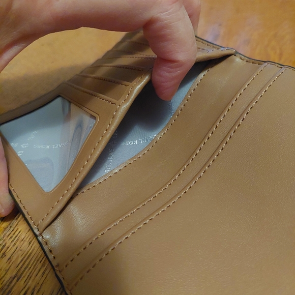 NWOT Michael Kors Jet Set Passport/wallet - Picture 5 of 13